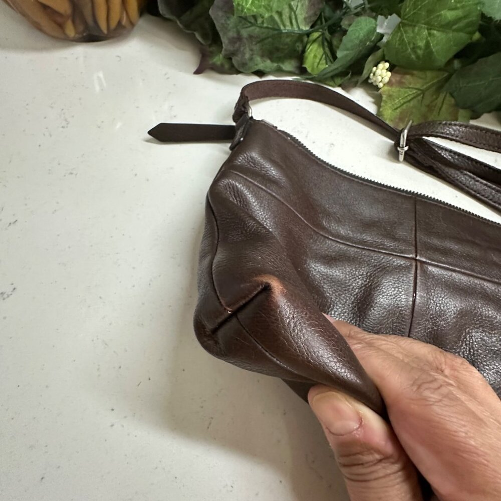 Fossil Brown Leather Crossbody Bag With Front Zip Pocket & Adjustable Strap - Picture 10 of 12